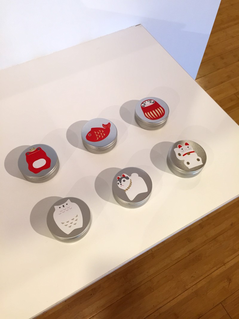 日本のグラフィックデザイン2015：ヒトツブカンロ 縁起缶キャンディ