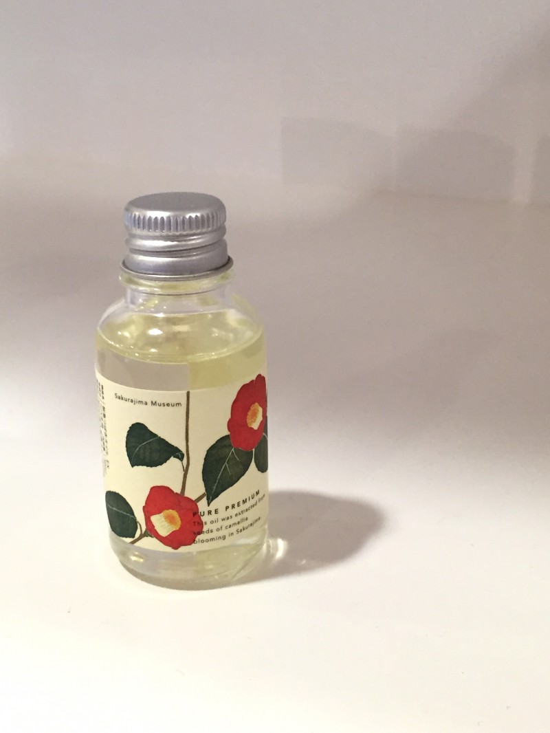 日本のグラフィックデザイン2015：桜島ミュージアムの椿油