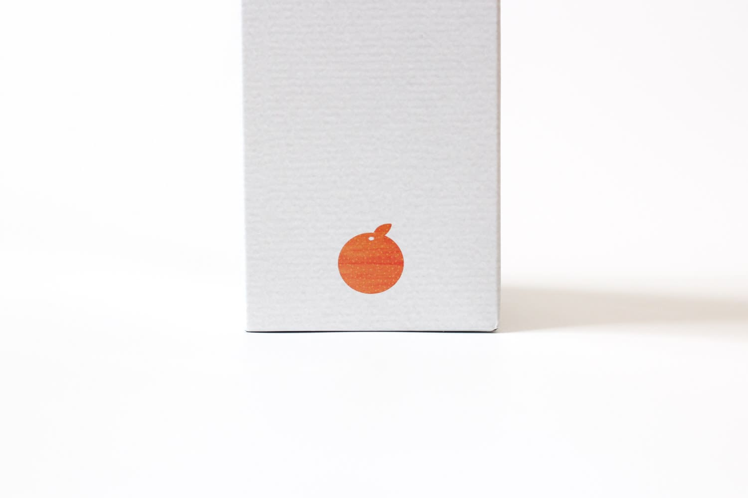 御殿場高原ワイン〈伊豆みかんワイン甘口〉の化粧箱のみかんマーク